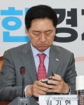 휴대전화 보는 김기현 대표
