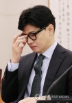 안경 고쳐쓰는 한동훈 법무부 장관