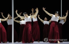 펄럭이는 소맷자락 사이 칼군무…새로운 전통 만들어낸 일무