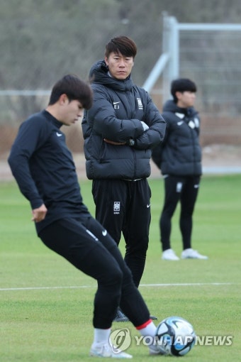 훈련 지키보는 김은중 감독
