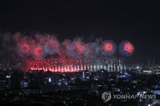 밤하늘 수놓은 6만발 불꽃…포항국제불빛축제 25만명 찾아 성황