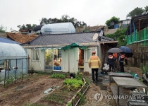 주민 안전 확인하는 소방관들