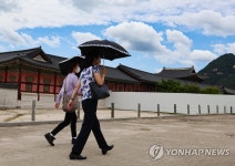 맑아진 날씨에 양산 챙긴 시민들