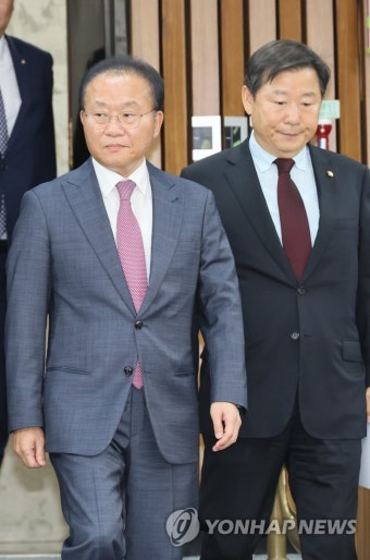 원내대책회의 참석하는 윤재옥