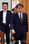 회의실 들어서는 노태악 위원장