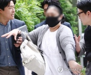취재진 손 뿌리치는 인터넷 카페 운영자
