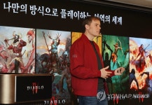 게임 설명하는 조 셜리 디아블로4 게임 디렉터