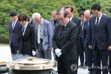 현충원 참배하는 이종찬 신임 광복회장