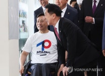 환하게 웃는 김기현