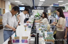 가림막 없는 구청 민원실