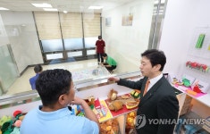 김포공항 애견센터 둘러보는 윤형중 사장