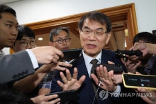 회의 마치고 취재진 질문 받는 노태악