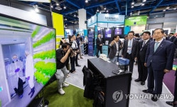 스마트팜 스타트업 기술 설명듣는 한덕수 국무총리