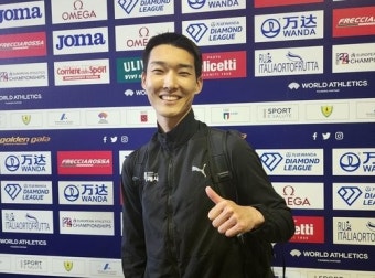 포즈 취하는 '스마일 점퍼' 우상혁