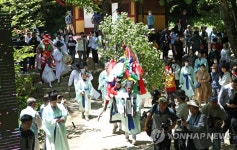 인간의 세계로…대관령국사성황 행차