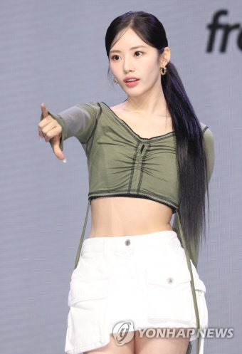 포즈 취하는 프로미스나인 박지원