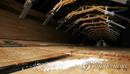 밑바닥 드러낸 소금 창고