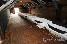 밑바닥 드러낸 소금 창고