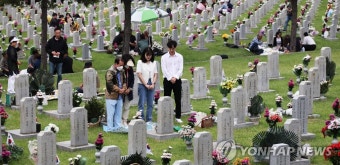 현충일, 북적이는 현충원