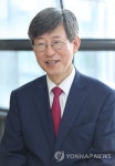 인터뷰하는 이기철 초대 재외동포청장