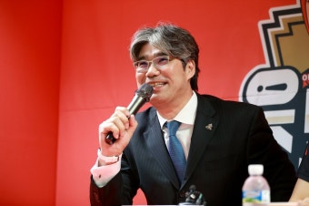 질문에 답변하는 오기노 마사지 감독