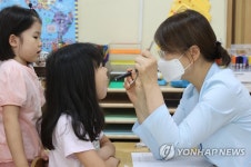 구강검진 받는 어린이들