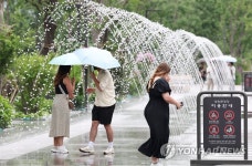 분수대 속 우산