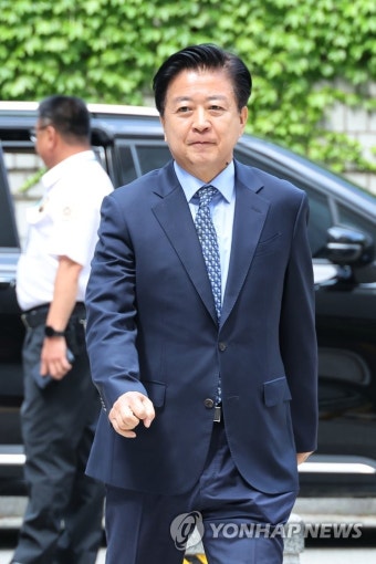 노웅래, '뇌물 수수 혐의' 공판 출석