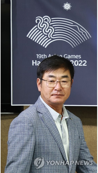 AG 대표팀 명단 발표 기자회견 참석하는 류중일 감독
