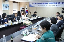 미래교육돌봄연구회 첫 회의 주재하는 정재훈 교수