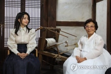 한산모시짜기 방연옥 장인과 함께한 김건희 여사