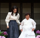 한산모시짜기 방연옥 장인과 행사장 향하는 김건희 여사