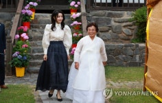 한산모시짜기 방연옥 장인과 행사장 향하는 김건희 여사