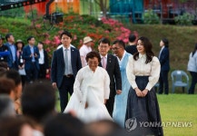 한산모시짜기 방연옥 장인과 행사장 향하는 김건희 여사
