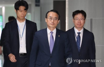 김교흥 행정안전위원장 만나기 위해 국회에 온 허철훈 중앙선관위 신임 사무차장