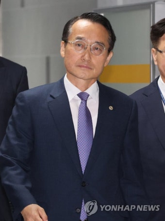 김교흥 행정안전위원장 만나기 위해 국회에 온 허철훈 중앙선관위 신임 사무차장