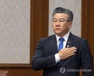 국기에 경례하는 유병호 감사원 사무총장
