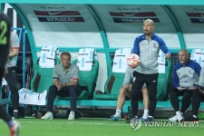 경기 지켜보는 클리스만 감독