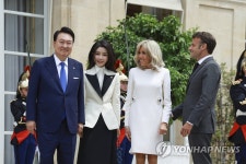 마크롱 프랑스 대통령 부부와 기념촬영하는 윤석열 대통령