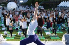광화문의 달빛과 함께하는 요가 클래스