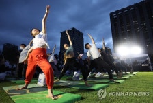 도심 속 달빛과 함께 즐기는 요가
