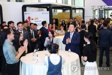 K-푸드 박람회에서 박수치는 윤 대통령