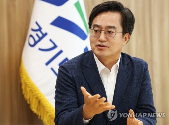 인터뷰하는 김동연 경기도지사
