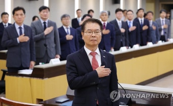 노동개혁 추진 점검회의, 국민의례하는 이정식 장관