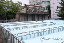 빗물펌프장 유입 수문 점검하는 직원