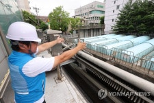 빗물펌프장 시설 설명하는 직원