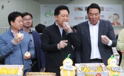 성주 참외 맛보는 김기현 대표