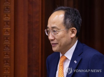 비상경제장관회의 입장하는 추경호 경제부총리