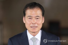 질문에 답하는 김영호 후보자
