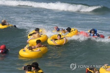 파도가 즐거운 피서객들…경포해수욕장 개장